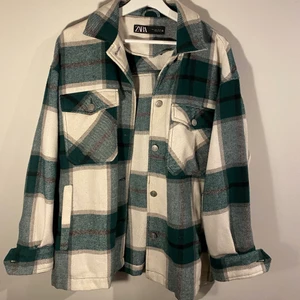 Oversized skjortjacka strl L - Säljer min väldigt fina och trendiga jacka från zara. Köptes för ca 550kr men säljs för 200kr + frakt. 