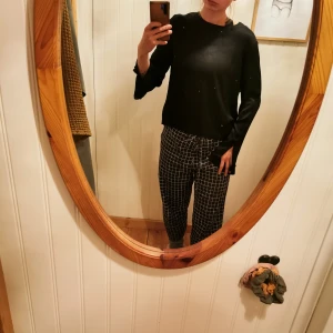 Carin Wester blus - Fin Carin Wester blus med utsvängda armar och knäppning baktill med deskret dragkedja upptill. Materialet är tencel och blusen har en fin lyster. Enda är att armarna va uppsydd när jag köpte den (köpte den vintage), jag har återställt armarna men längst ut kan du se små hål efter en söm, inget ögonfallande och tror de blir bättre när blusen stryks, därav bra pris🤗