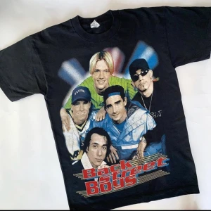 Vintage Backstreet boys T-shirt  - vintage från 94, tar bud från 300👍🏻 blekt tag men finns bilder på hur den såg ut innan. Bra vintage condition. Size M