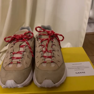 Gannixdiemme sneakers  - Intressekoll på mina älskade gannixdiemme sneakers. Skönaste skorna jag någonsin haft på mig. Däremot håller garderoben på att bli överflödig så tänkte bara kolla intresset för dessa älsklingar🥺 köpta för 3.7k. Kom med RIMLIGA bud! Inget slitage.