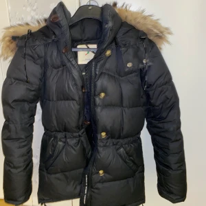 Boomerang jacka storlek XS - Använd en halv vinter, då mamma blev gravid och den passade ej mer. Äkta päls, jackan är i bra skick, inget förstört. Hämtas i Västerås eller fraktas. Vill ni inte ha pälsen kan ni få den för billigare pris.