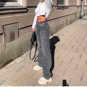 Populära zara jeans  - Säljer dessa jeansen från Zara som är slutsålda på sidan, säljer för det inte är min stil, endast testade. Man kan klippa dem så de passar ens egna längd. Köpare står för frakt ✨✨
