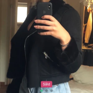  jacka från zara💕 - (Lånad bild från förra ägaren) Säljer min jacka från Zara då den inte kommer till användning längre!💕
