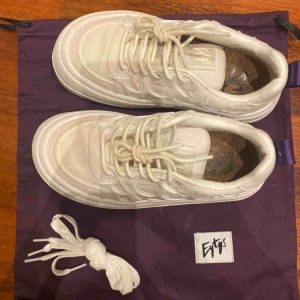  - Säljer mina Eytys Sonic. De är i storlek 38 och är knappt använda, säljer den pga de inte riktigt är min stil. Kommer med dustbag, ett extra par skosnören och i kartongen! Köpa på NK i Sthlm! Nypris: 2200kr