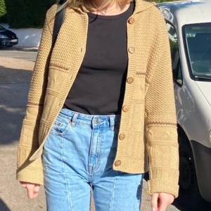 Vintage kofta - Asball kofta, vintage. Har ett mussepigg- märke vid bröstet. Inga defekter eller skador, ser ut som ny. Stickad. 