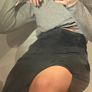 Långkjol - En grå långkjol i mjukt stretchmaterial med slits i sidan. Otroligt skön och bekväm samt sparsamt använd. Passar både XS/S