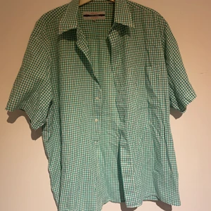 Kortärmad skjorta - Jättefin kortärmad skjorta köpt secondhand men i nyskick! Den blir inte tillräckligt använd av mig och därför säljer jag den vidare🌟 köparen står för frakt