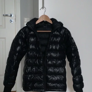 Peak Performance jacka Dam - En glansig peak performance jacka, väldigt fint skick och har inga skador och har använts några ggr