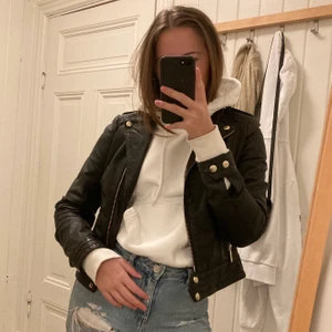 Skinnjacka från Jofama strl 34 - Skinnjacka från kollektionen Marie Serneholt gjorde med Jofama. Den är fodrad och passar perfekt under höst, vår och vinter. Köparen står för frakt (vet ej vad frakten kostar ännu). 💕