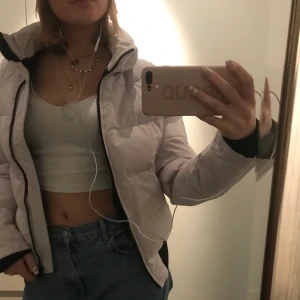 Vit vinterjacka - Säljer min vita skitsnygga vinterjacka som är brutalt bra kvalitet och håller verkligen värmen. Den har den finaste fluffigaste luva som går att ta av (som jag gjort på bilderna), den är från superdry och passar en S. Den går att tvätta som jag gjort en gång, ser helt ut som ny efter! Köpte den på superdry för 1200