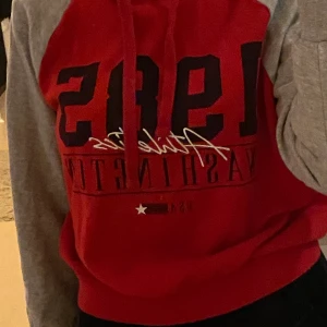 Grå/Röd hoodie - Hoodie är i storlek S, den är från Ginatricot. Köpte den för typ ett år sedan men har inte använt den på typ ett år så därför säljer jag den.