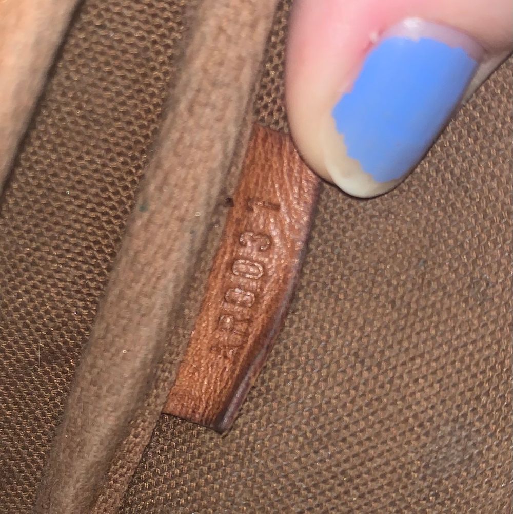 Vintage Louis Vuitton pochette väska i fair skick. Draget till dragkedjan saknas men inget som stört mig (går alltså fortfarande att stänga!!!) , den har en liten buckla i kanvasen men inget märkbart. väskan är tillverkad i Frankrike runt 2001, självklart äkta!. Väskor.