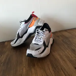 PUMA RS-X running sneakers, grymt snygga och otroligt sköna, med tjock, stabil sula som ger bra stöd åt fötterna! Köpta på Tise, några små slitningar som man kan se om man zoomar in på första bilden, annars tvättade och bra skick! frakt tillkommer, hör av dig vid frågor 🥰 