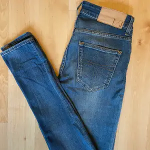 Tyvärr ett par aldrig använda tiger jeans. Fick de av mamma 2 år sedan men de är aldeless för långa på mig. Jag brukar ha 32. Dessa skulle passa någon som är 167-170cm lång men oftast har xs-s i plagg. Kan tänka mig sänka i pris vid snabb affär