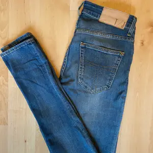 Tyvärr ett par aldrig använda tiger jeans. Fick de av mamma 2 år sedan men de är aldeless för långa på mig. Jag brukar ha 32. Dessa skulle passa någon som är 167-170cm lång men oftast har xs-s i plagg. Kan tänka mig sänka i pris vid snabb affär