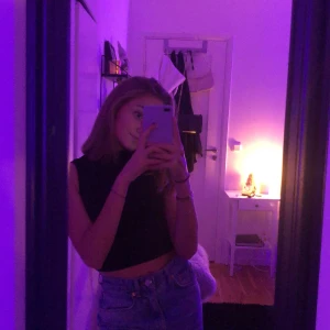 Fin topp från forever21 i väldigt fint mönster!  - En svart topp från forever21 i väldigt fint mönster! 200kr inklusive frakt