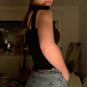 svart linne från - väldigt fint linne från gina tricot!! i skönt, svart resårmatrial med söta knytdetaljer på axlarna<3 köpt förra året på gina tricot men bara använd ett fåtal gånger och därför i väldigt bra skick. hör jättegärna av dig vid frågor eller intresse, frakt tillkommer💟