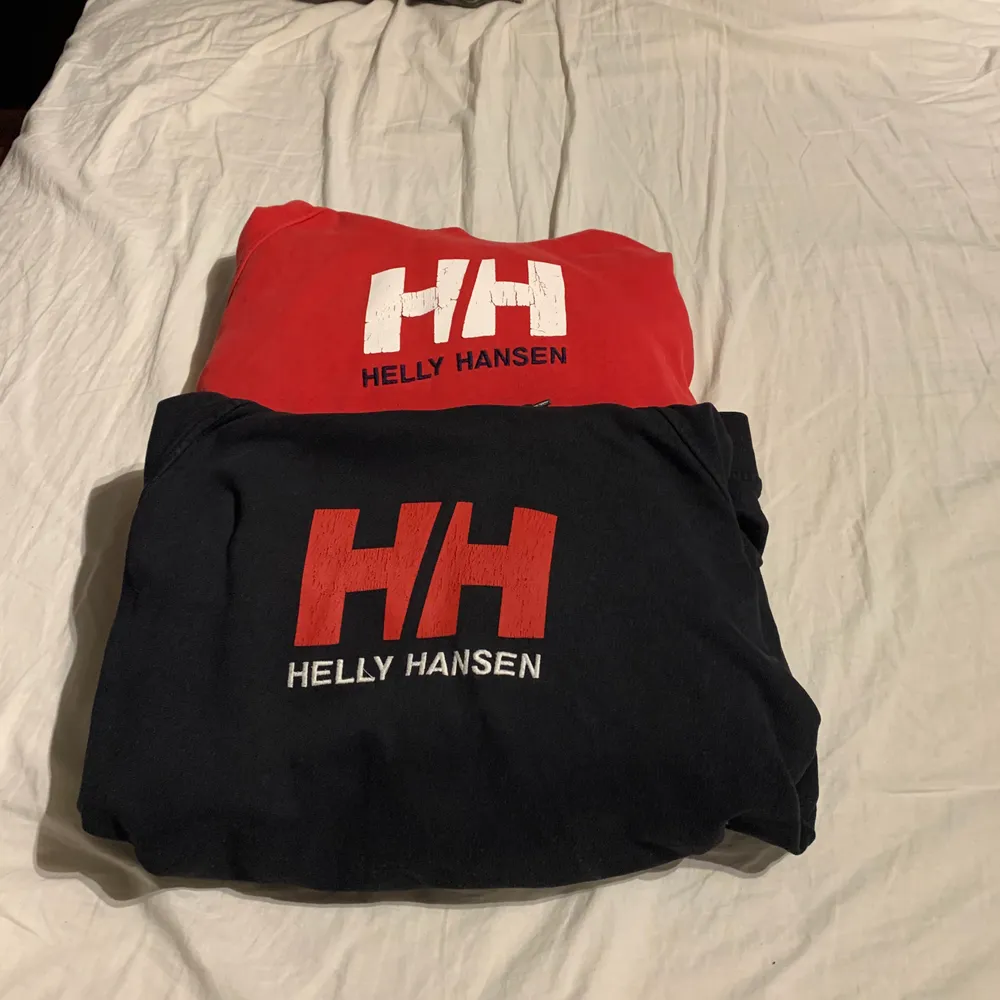 Två hoodies från helly Hansen, både är ganska gamla med den svarta är minst använd av dem två. Både är i 2XL men passar som en M/L. Oversized. Svarta:200 röda:150 nypris ca900 ( Svarta hoodien såld! ). Hoodies.