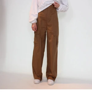 Bruna byxor - Säljer dessa skitcoola tyg(!)byxorna som jag köpte här på plick, men som tyvärr var för långa för mig. De verkar väldigt enkla att sy upp om man skulle vilja ha dem kortare men tyvärr har jag ingen symaskin hemma. Skulle säga att de passar storleken W25L36 o det ens finns då jag brukar ha L34. Pris: 240 kr. Kan mötas upp i Lund