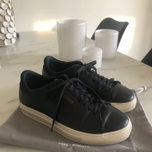 Axel arigato skor  - Axel arigato clean 90 black leather i storlek 37. Använda men hela och fina. Nypris var 1799kr. Skopåse medföljer 