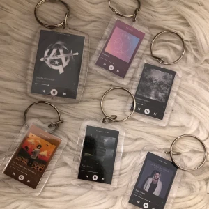 Nyckelringar - Köp alla direkt för 200kr annars 40kr/st (pga oseriösa köpare säljs de vidare) därför är inte priset detsamma (train wreck är såld)