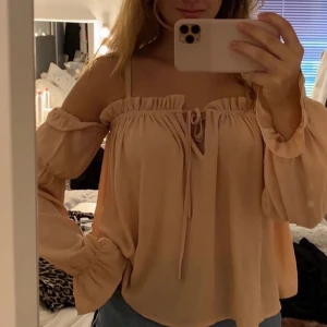 Off-shoulder blus - Så fin ljusrosa blus från Nelly i storlek S. Använd en gång i någon timme på en skolavslutning. Får tyvärr ingen användning för den :( 100kr + frakt 💓