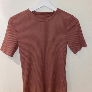 Tröja  - Oanvänd tröja! Den är lite mer rosa en på första bilden men man kan se mer färgen i bild tre! Frakt tillkommer 🚚 (kolla in mina andra inlägg 💕)