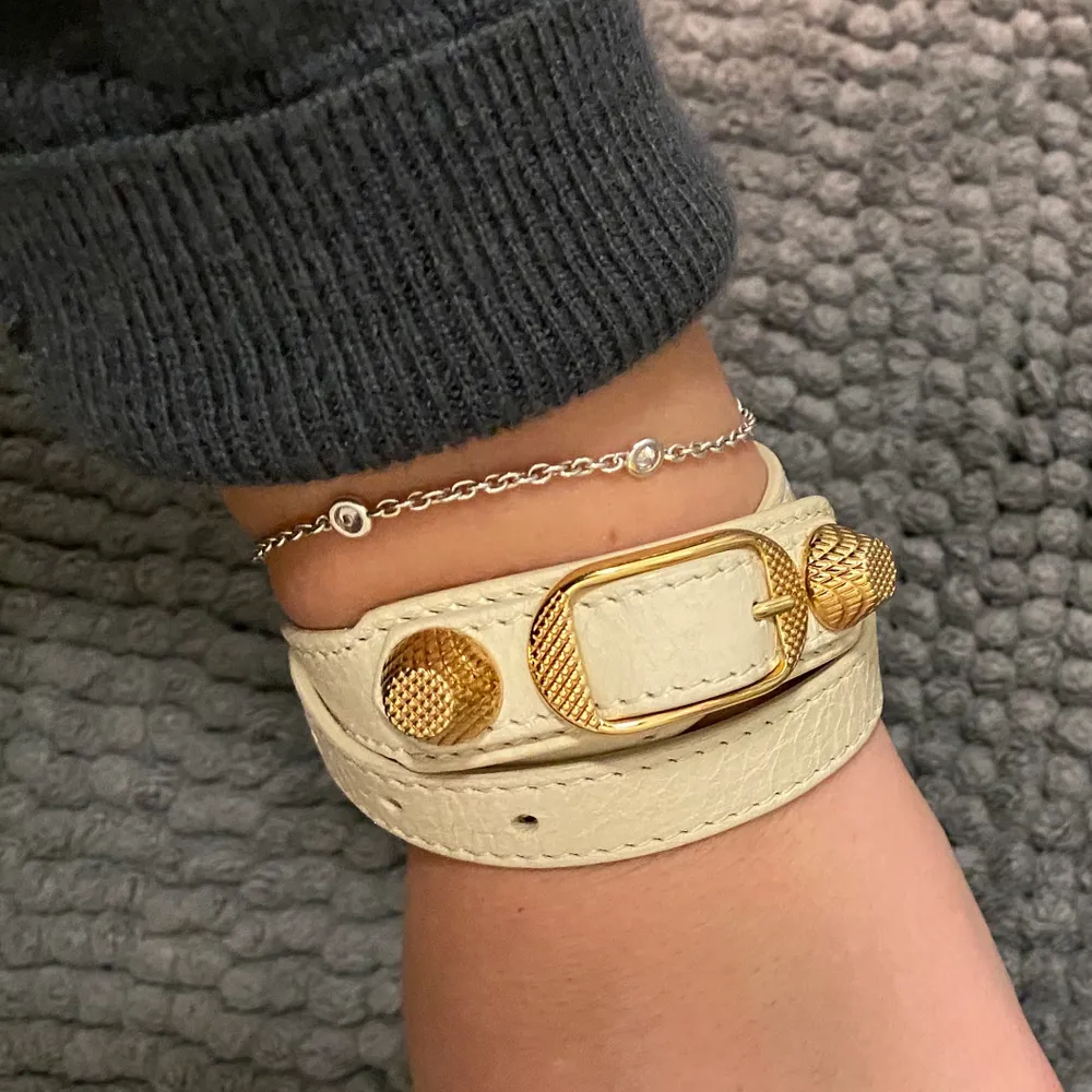 Säljer mitt fina Balenciaga armband köpt ca 1,5 år sedan. Nypris ligger runt 2000/3000. Fint skick! ❗️Buda från 900❗️ 💛🧡. Accessoarer.