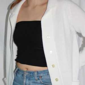 #15 VIT KOFTA - Först till kvarn gäller på alla våra plagg. Ingen budgivning och kunden står för frakten. Betalning sker via Swish till numret: 123 329 17 70