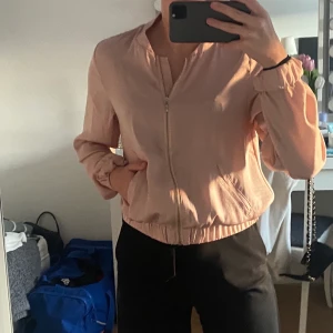 Zip kofta/cardigan - Zip jacka/kofta i väldigt skönt material. Pris kan diskuteras💕