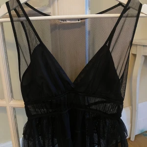Topp zara - Säljer denna jättefina topp från zara. Storlek S, helt oanvänd, bra skick. Kan mötas upp runt Stockholm eller frakta.