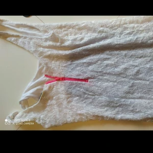 Rut MFL MINI-KLÄNNING strl S - Vit spets med läcker neonrosa dragkedja baktill. Använd men i gott skick.