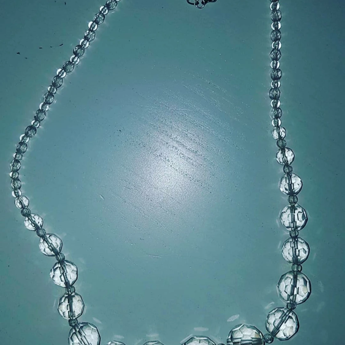 Läckert pärlhalsband transparent