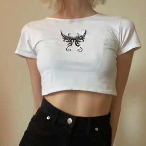Croptop🦋 - Jättefin croptop med fjärilstryck💗🦋 Storlek M (liten i storlek) Följ @astridnilssons på instagram för mer kläder💗