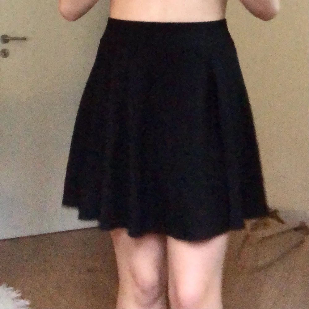 jätteskön svart kjol köpt 2hand. flowigt och mjukt material. passar med allt. Shorts.