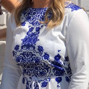 Klänning - Fin klänning i fint skick, bandet runt midjan medföljer! Frakt tillkommer💙