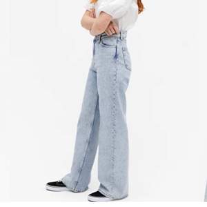 Säljer dessa fina jeans i ljus tvätt från Monki. Köpta för 500kr, knappt använda. Storlek 26.