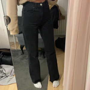 Svarta raka jeans  - Säljer mina svarta raka jeans från zara pågrund av att jag har ett par liknande! Dem är bara använda två gånger och är därför i bra skick. Jag är cirka 170 men det är raw cut så man klipper längden själv!💕 Budet börjar på 200!😊 frakt tillkommer.