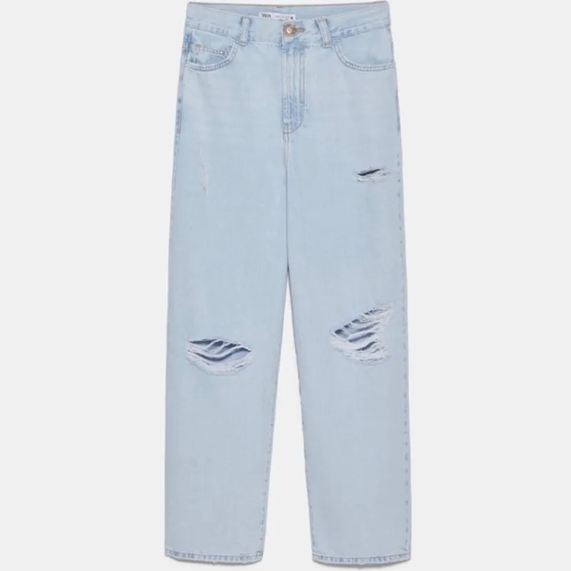 Säljer dessa supersnygga jeans från zara. Aldrig använda och prislappen är kvar.   Storlek : 36. Pris :300         Köparen står för frakten:) . Jeans & Byxor.