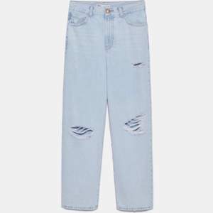 Säljer dessa supersnygga jeans från zara. Aldrig använda och prislappen är kvar.   Storlek : 36. Pris :300         Köparen står för frakten:) 