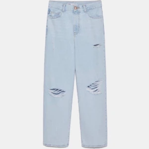 Populära byxor från zara  - Säljer dessa supersnygga jeans från zara. Aldrig använda och prislappen är kvar.   Storlek : 36. Pris :300         Köparen står för frakten:) 