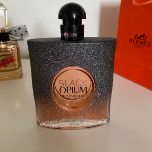 YSL Black opium  - Knappt andvänd som ni kan se på bilden, säljer eftersom doften ej passar mig!💖 köpt för 900 men säljer för 500💖