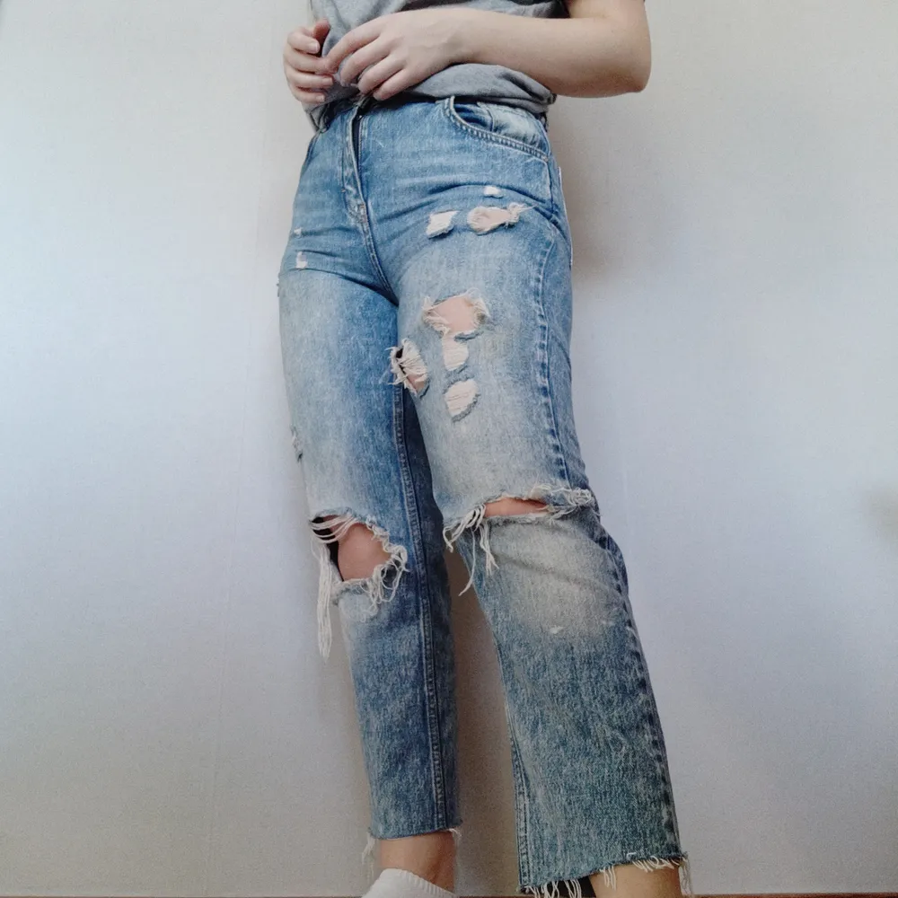 Ett par skitfina distressed jeans med handmålad tryck på bakfickorna i storlek M. ♻️ Köpare står för frakt på 63kr. ✨. Jeans & Byxor.