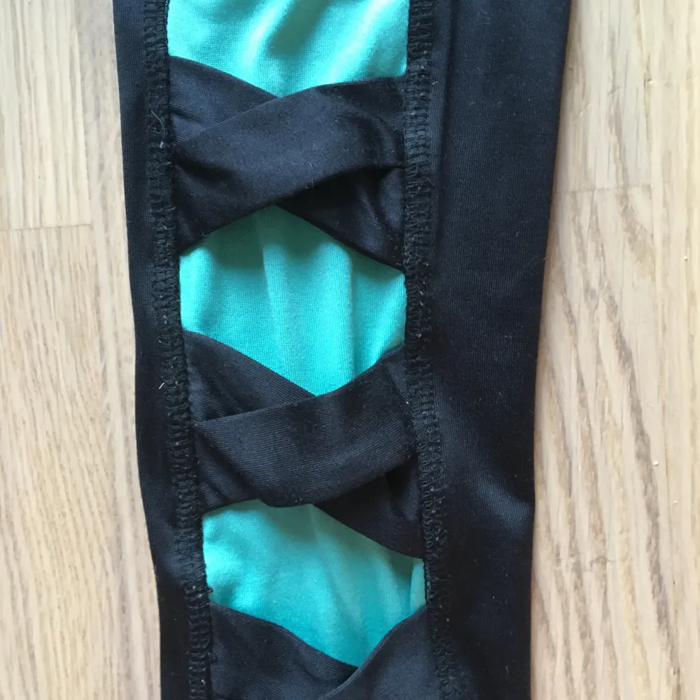 Svarta träningthights med fina detaljer i benen        Från Lindex, Bra skick . Jeans & Byxor.