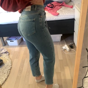 Mom jeans från Gina nyskick! - Helt oanvända jeans från Gina i modellen ”comfy mom jeans”. De passar mig perfekt i längden och jag är 1,63. Säljer de pga att jag har för många liknande jeans, och jag har tappat bort kvittot så kan inte lämna tillbaka. Därav priset. Jag bjuder på frakten. Nypris är 500 kr. Dom passar mig som brukar vara storlek 34 men de är stretchiga!