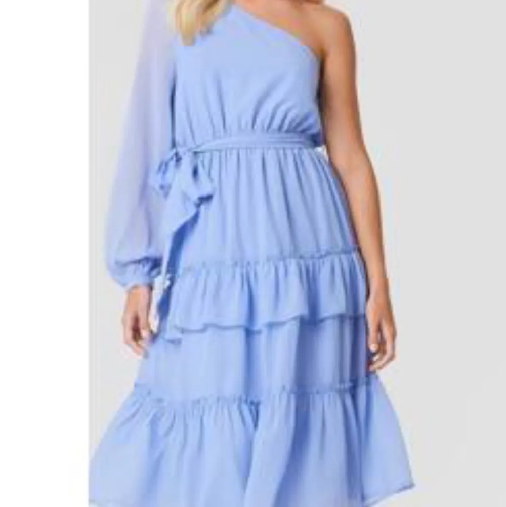 Super fin ljusblå klänning från Andrea hedestedt x NAKD. Klänningar.