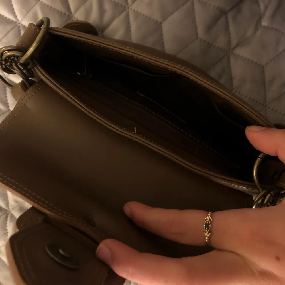 En brun/beige Baugettebag med äkta läder! Jätte fin & elegant men har aldrig fått till användning. (Helt oanvänd) Köptes för 400 på secondhand men säljs för 200kr!! Frakt 66kr. Väskor.