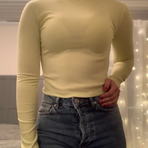 Polotröja - Såå fin polotröja i lätt neongul färg och kortare modell. Super fint skick! 60kr eller bud