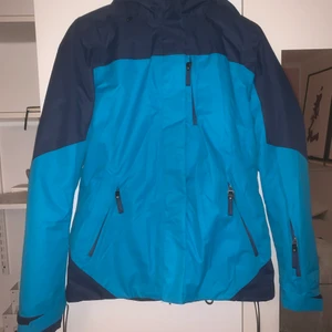 Skidjacka dam  - Skidjacka i storlek 38 (passar för S&M). Mycket fint skick och sparsamt använt. Jackan är fodrad i h varm, vattentät, har snömos och liftkortsficka. Säljer även skidbyxor i separat annons vid intresse.  