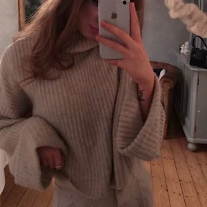 Stickad tröja - Världens gosigaste tröja, ganska stor polokrage som man kan vika lite hur man vill. Skönt material, inte alls sticksit. Frakt ligger på 88kr💓💕💞 perfekt tröja nu till vintern 